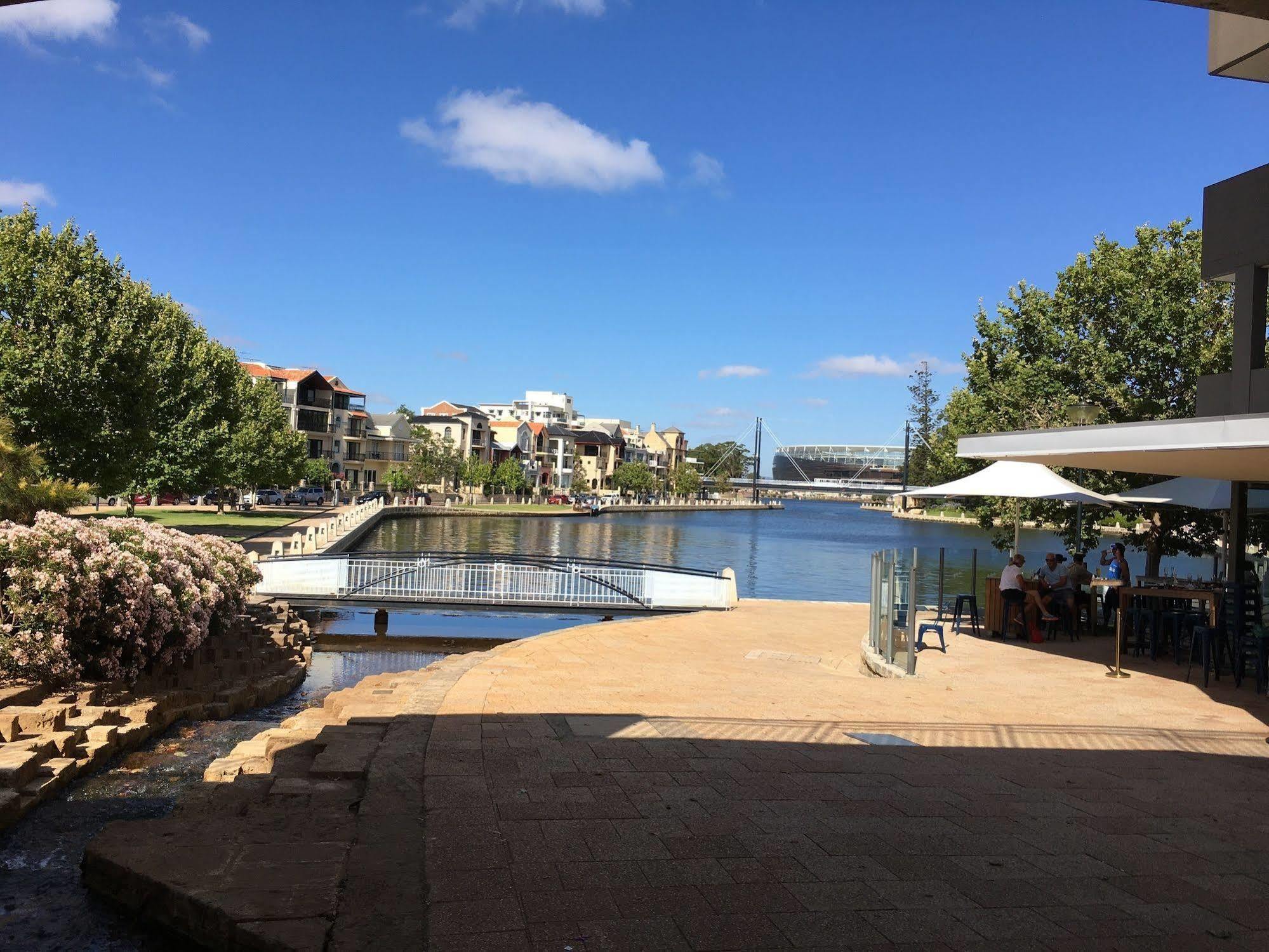 Regal Apartments Perth Esterno foto
